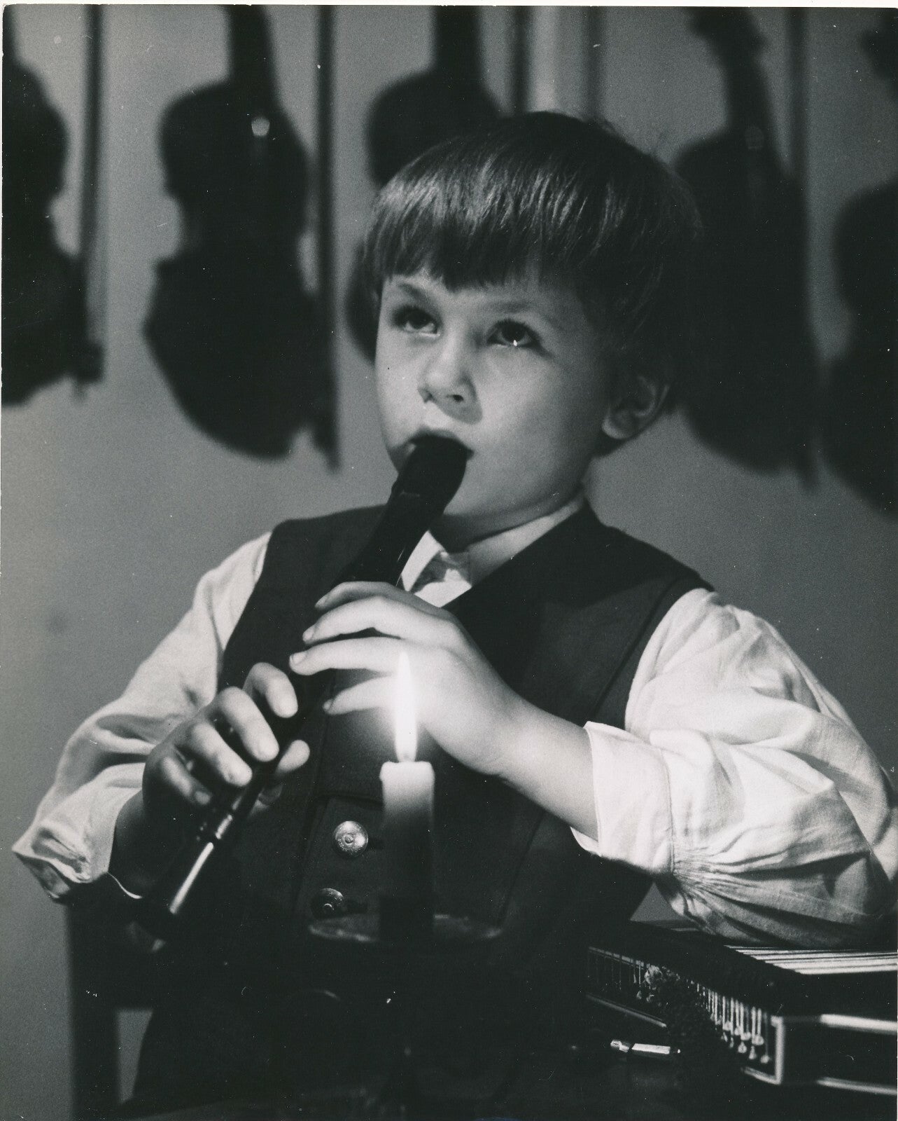 enfant flûtiste v. 1960 portrait