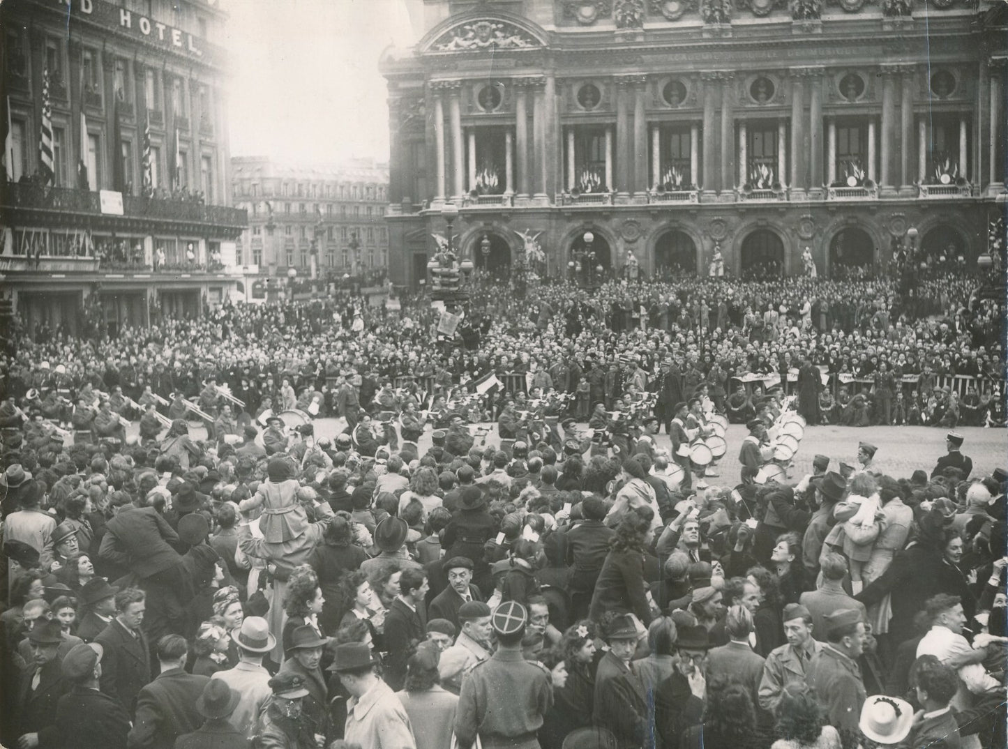 Libération de Paris, été 1944, défilé devant l’opéra de Paris photo photographie