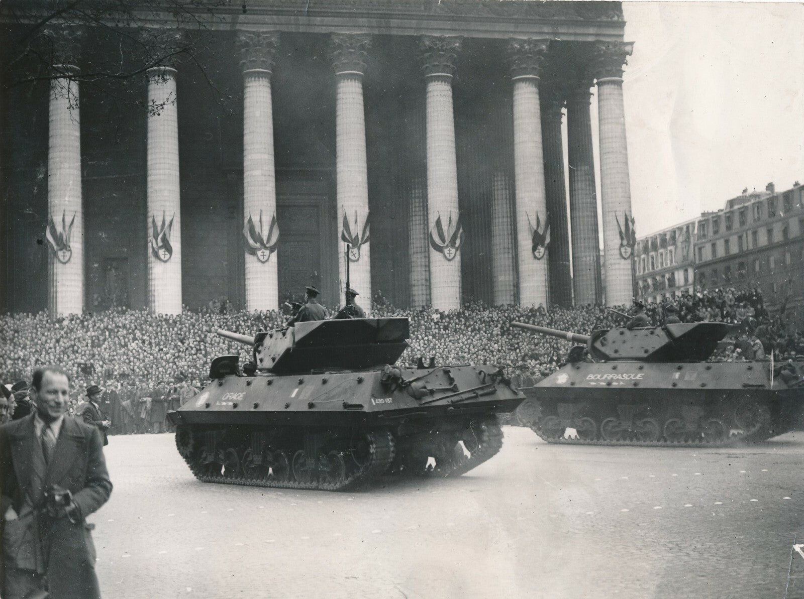 Libération de Paris, été 1944, défilé eglise  Madeleine chars photo photographie