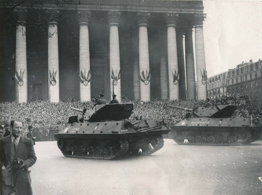 Libération de Paris, été 1944, défilé eglise  Madeleine chars photo photographie