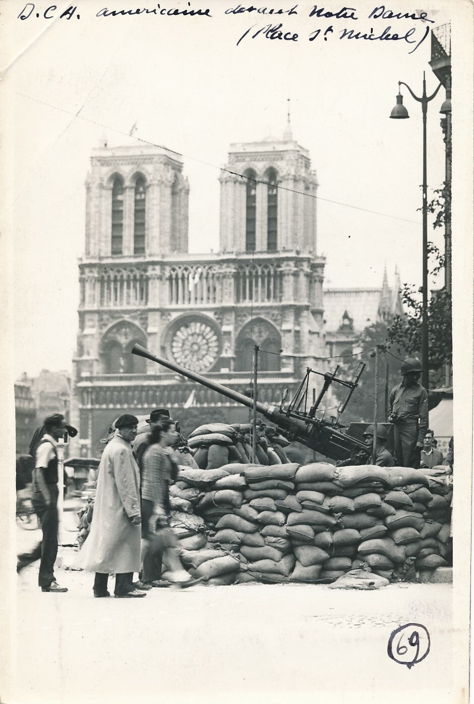 LIBÉRATION DE PARIS, 1944  12 photographies (18 x 12 cm) légendées Luxembourg