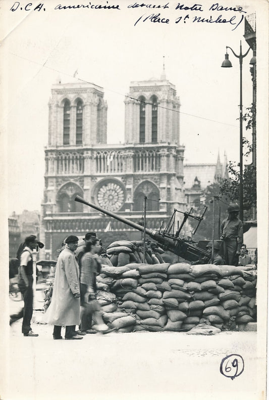 LIBÉRATION DE PARIS, 1944  12 photographies (18 x 12 cm) légendées Luxembourg