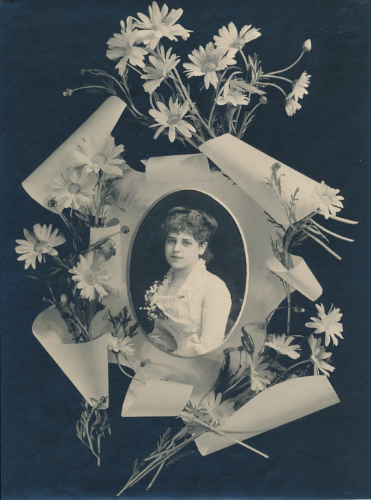 Portrait décoratif fleurs jeune fille montage photographique photo photographie