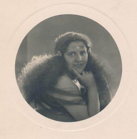 Portrait de femme tondo argentique époque vers 1930 cheveux photo photographie