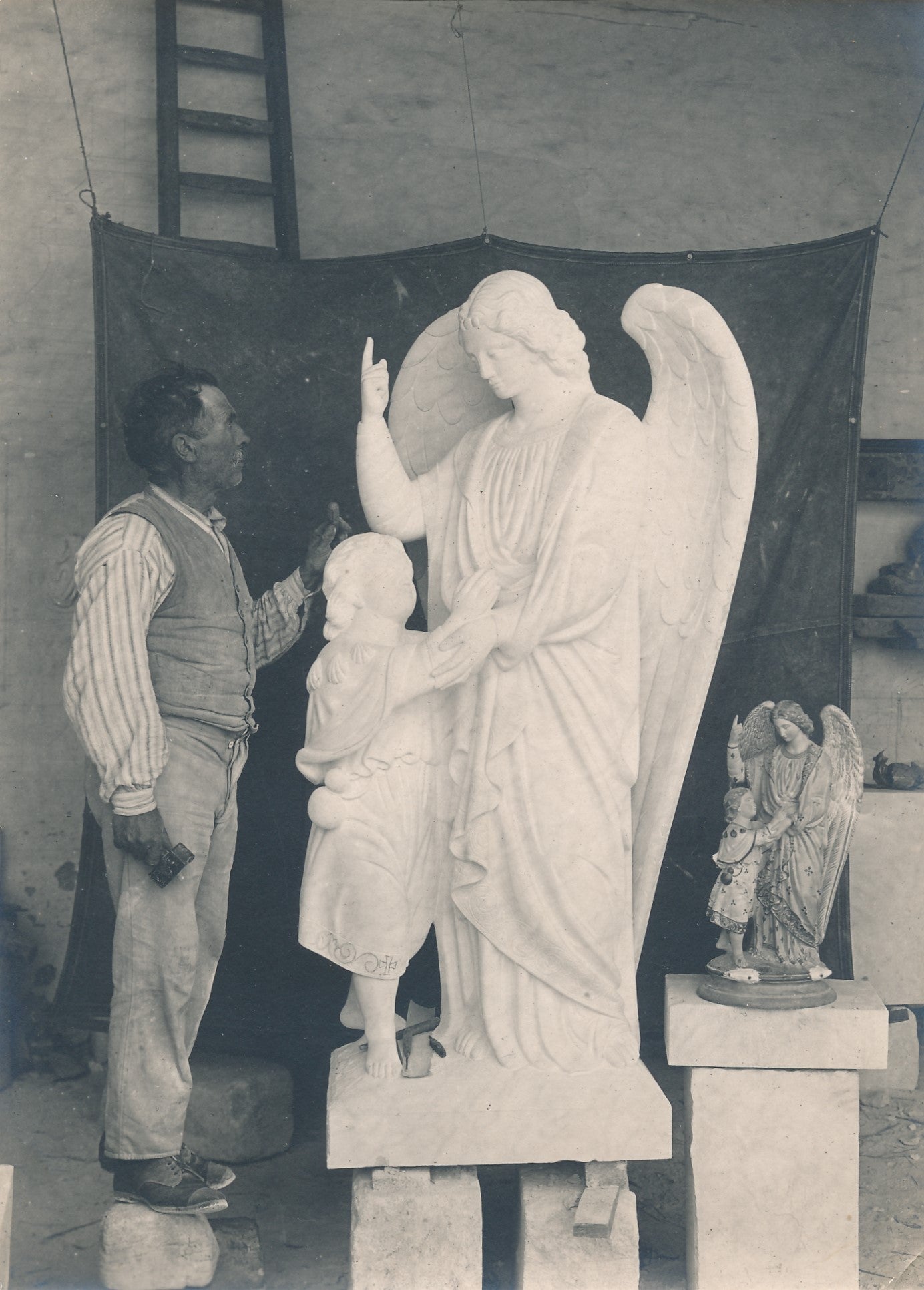 Dans l'atelier du sculpteur Archange Raphaël et enfant photo photographie