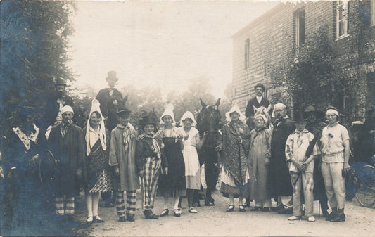 Carnaval possiblement Seine-inférieure Normandie CPA masque coiffes