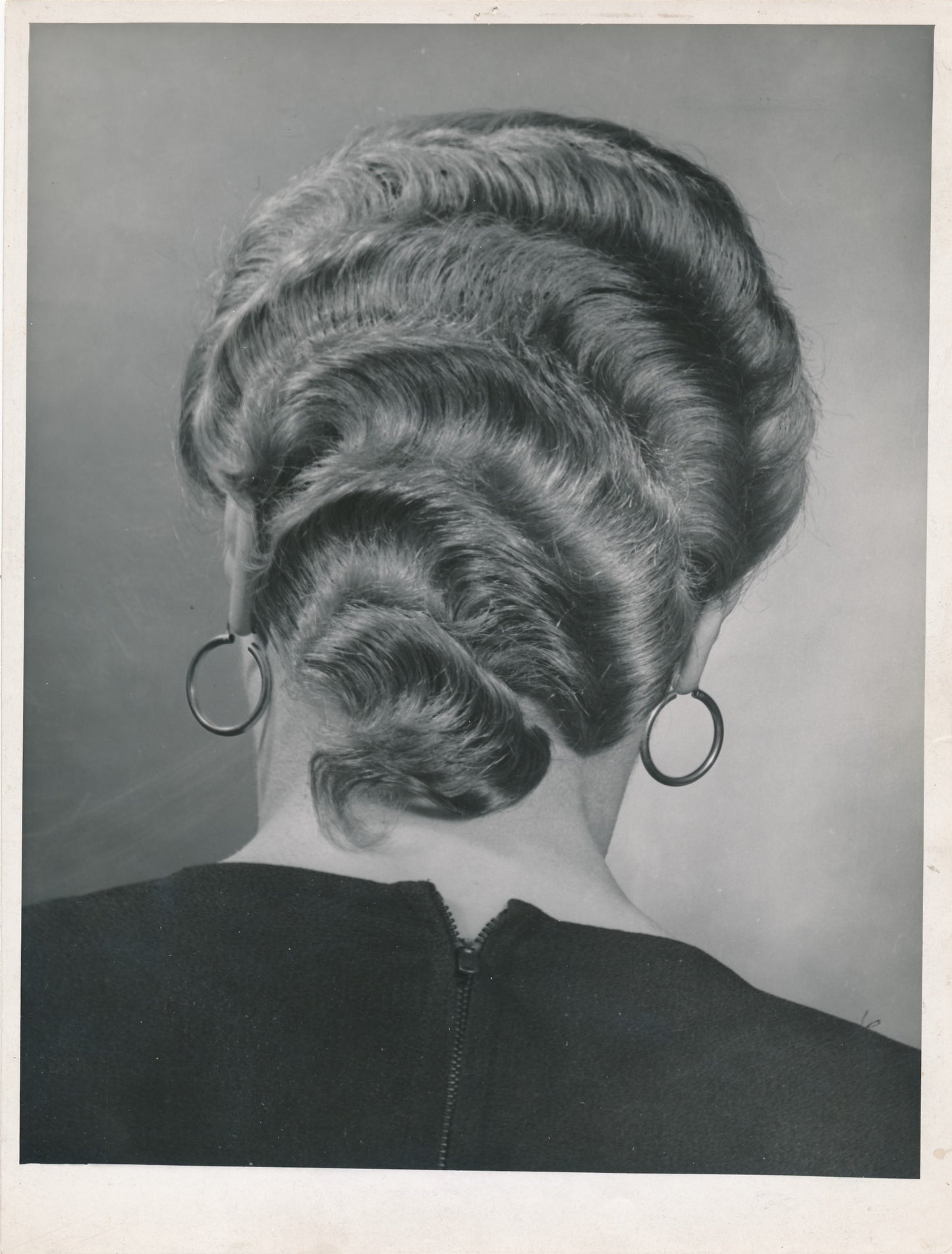 Présentation coiffure vue de dos photo photographie nuque v. 1960