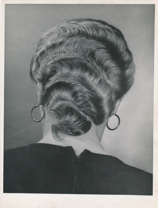 Présentation coiffure vue de dos photo photographie nuque v. 1960