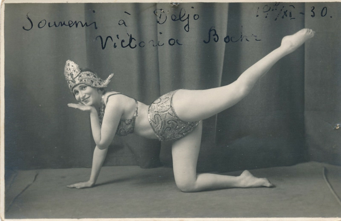 danseuse danse cabaret photo photographie signée Victoria Boehr jambe