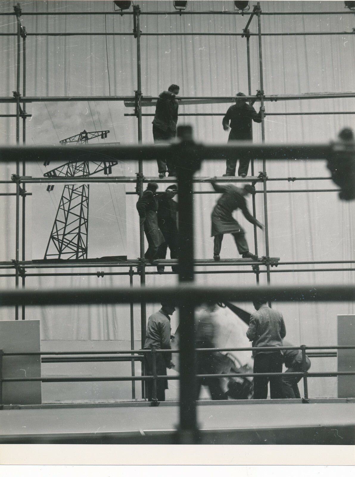 structure métallique construction ouvrier photo photographie tube 1950 étages