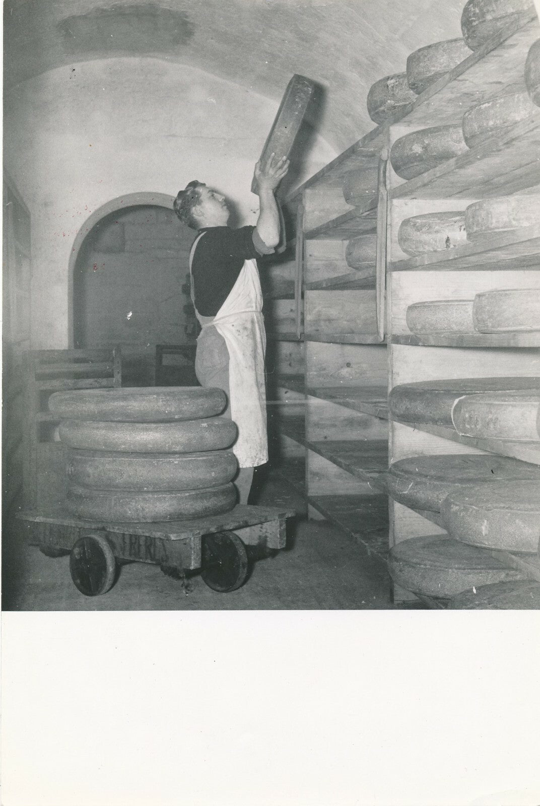 R. RUTH photographie fromage photo fabrication cave années 1960