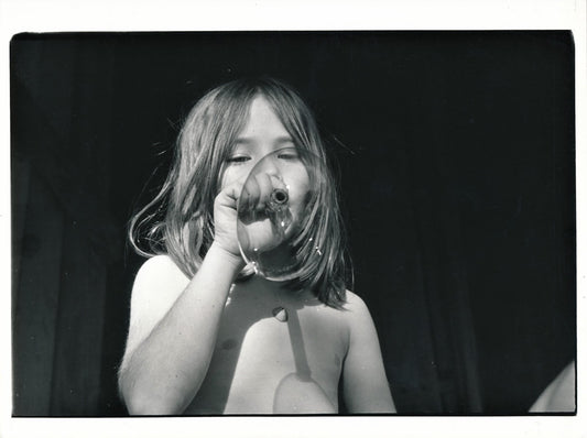 fillette bulle savon 3 photographie argentique époque années 1960