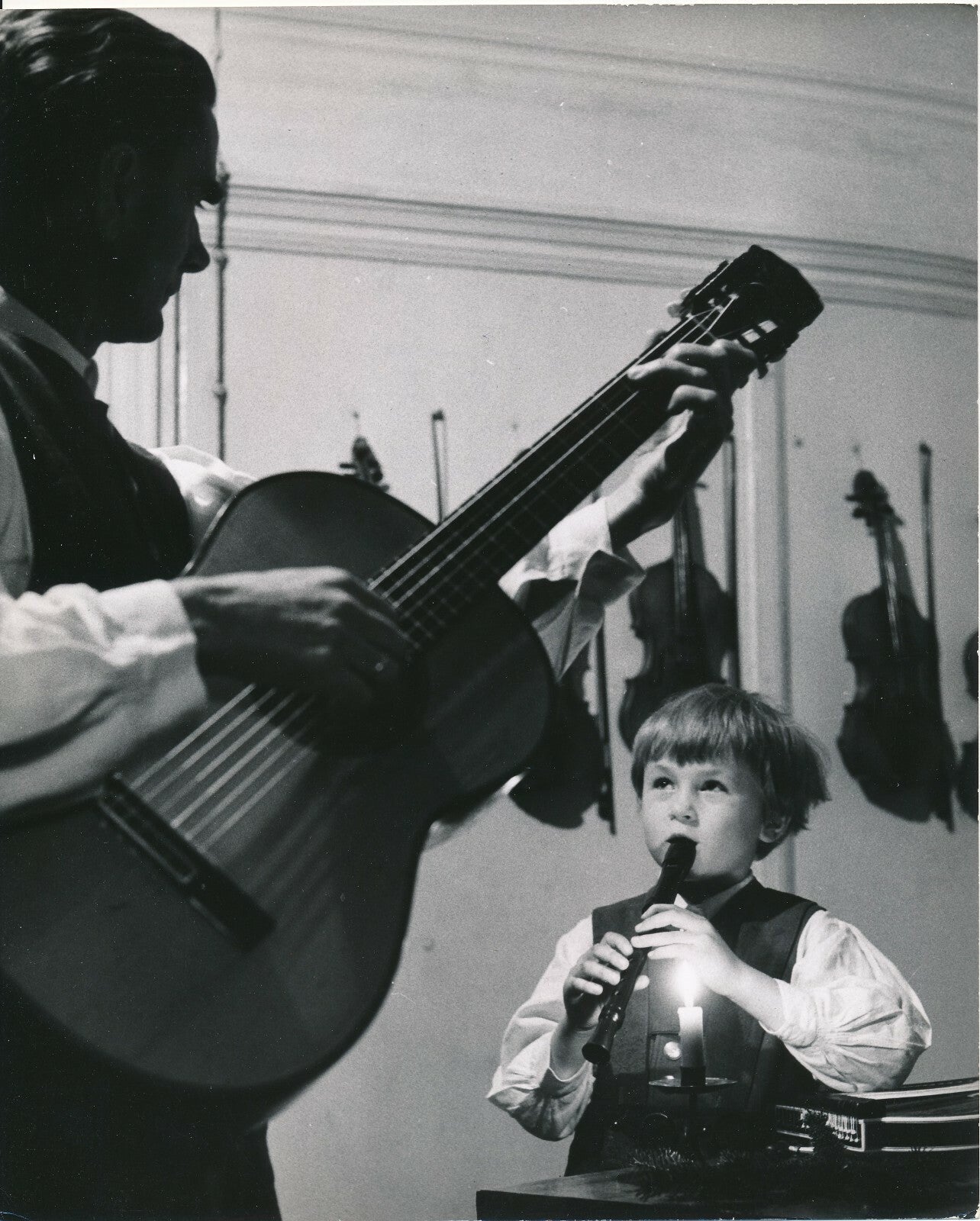 Le duo : guitare et flûte photo photographie enfant guitariste flûtiste v. 1960