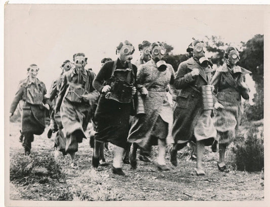 jeunes filles tchécoslovaques masque à gaz photo photographie v. 1939 Keystone