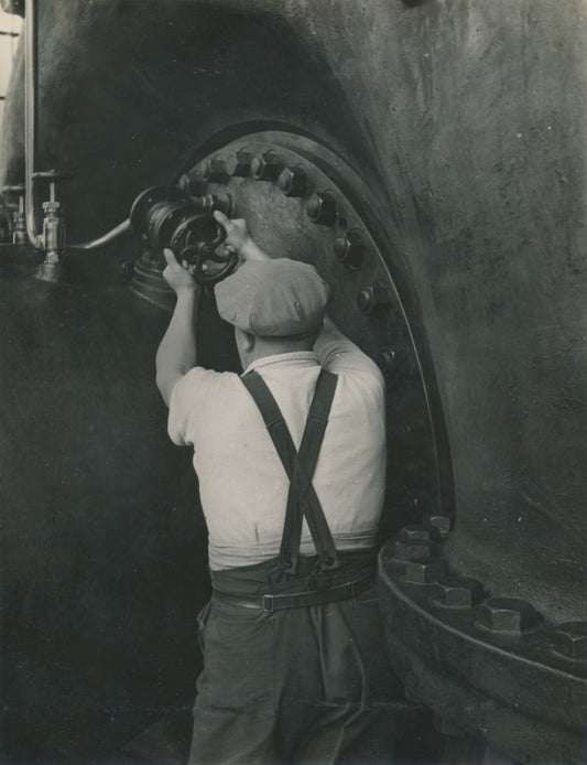 ouvrier et la machine photo photographie époque v. 1930-1940