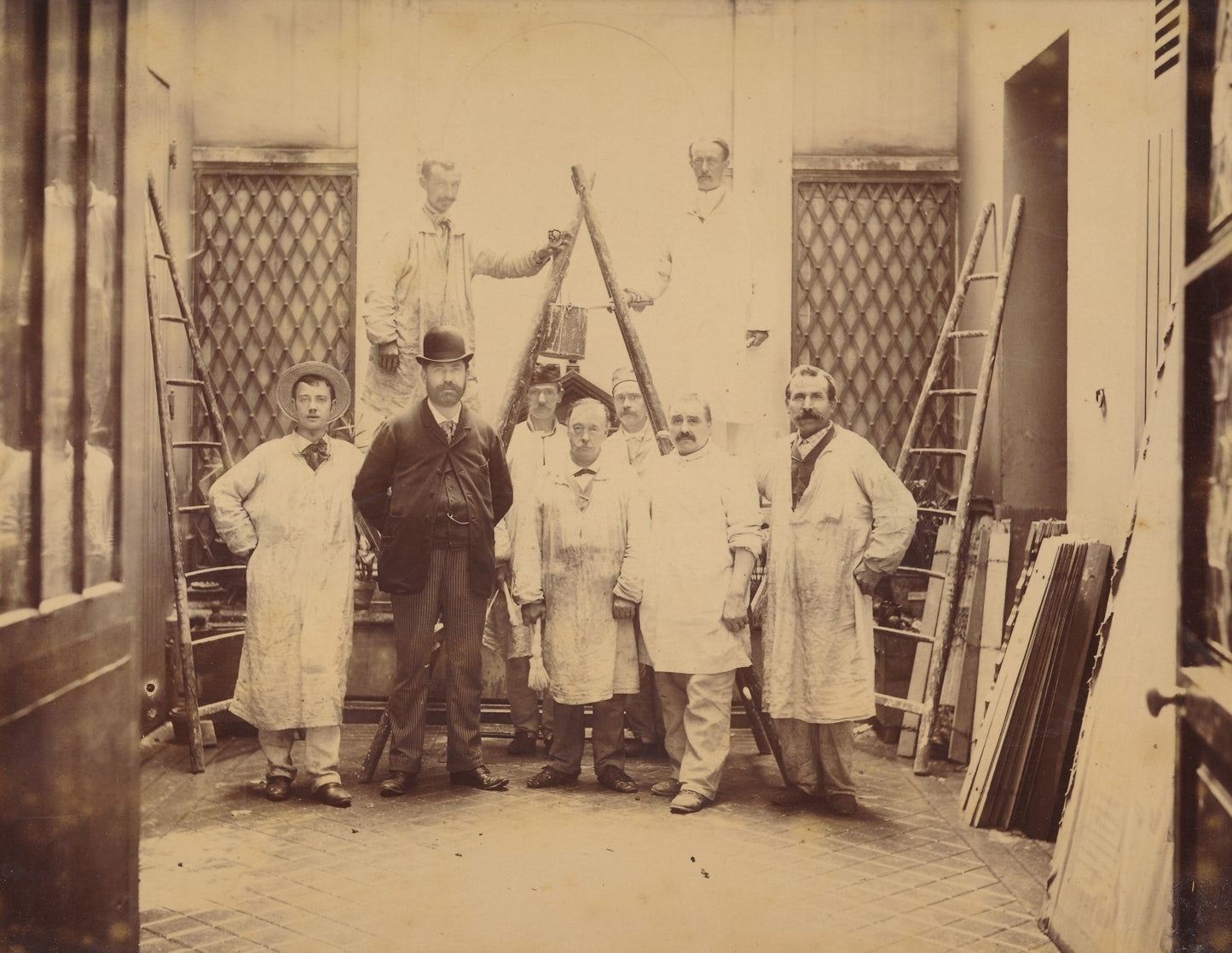 Equipe peintres métier Paris v. 1880 peinture bâtiments photographie albumine