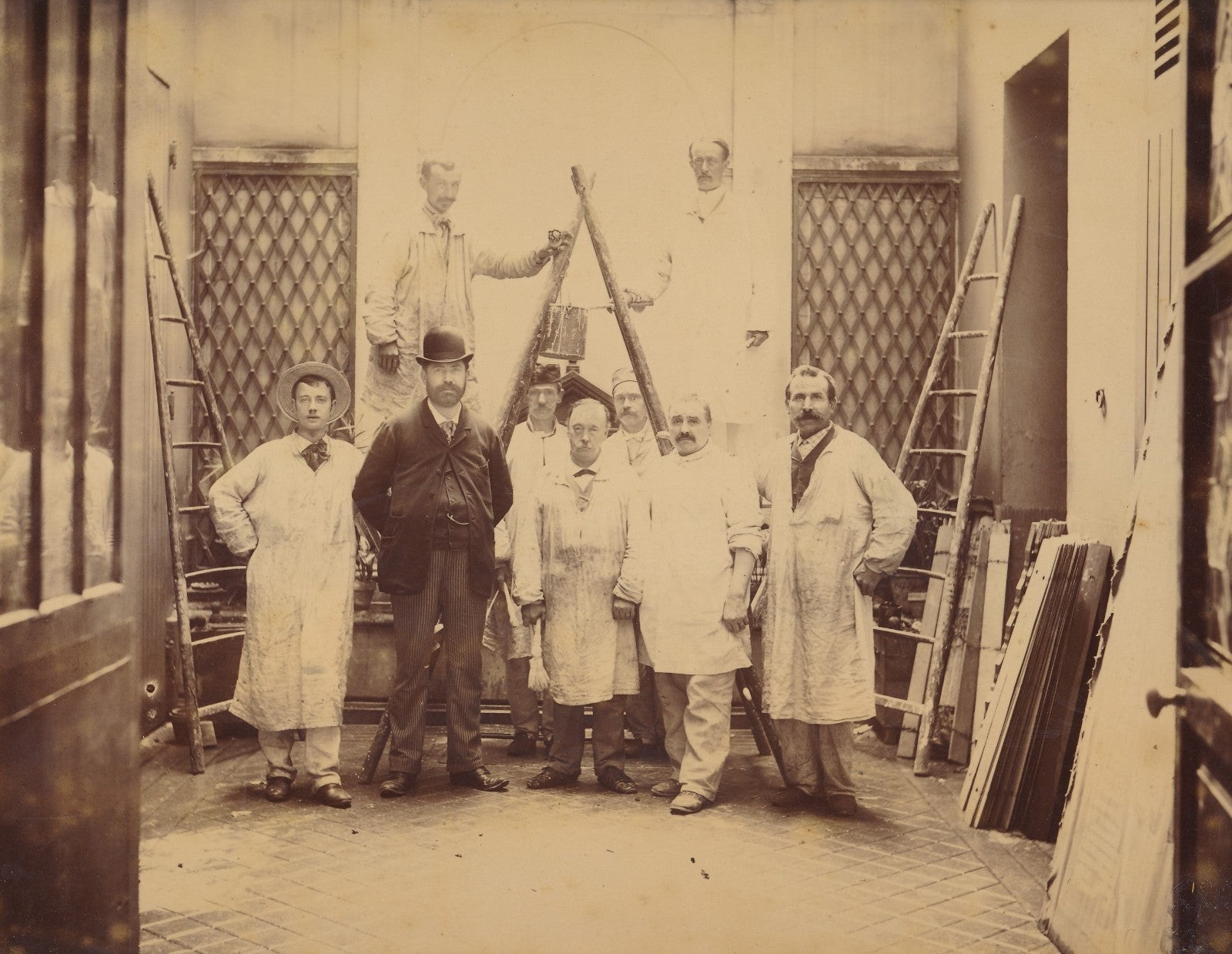 Equipe peintres métier Paris v. 1880 peinture bâtiments photographie albumine