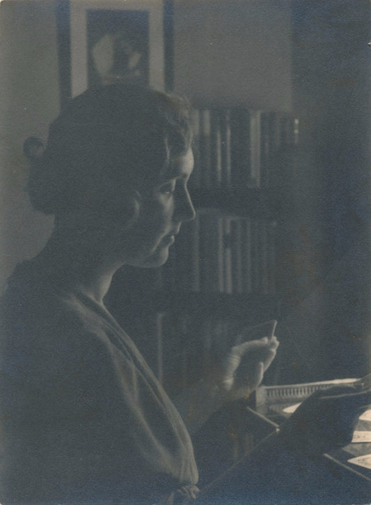 Femme profil jeu de cartes photographie argentique d’époque, années 30