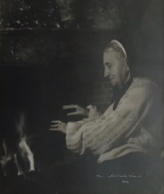 Pictorialisme femme cheminée mains photographie époque signature non identifiée