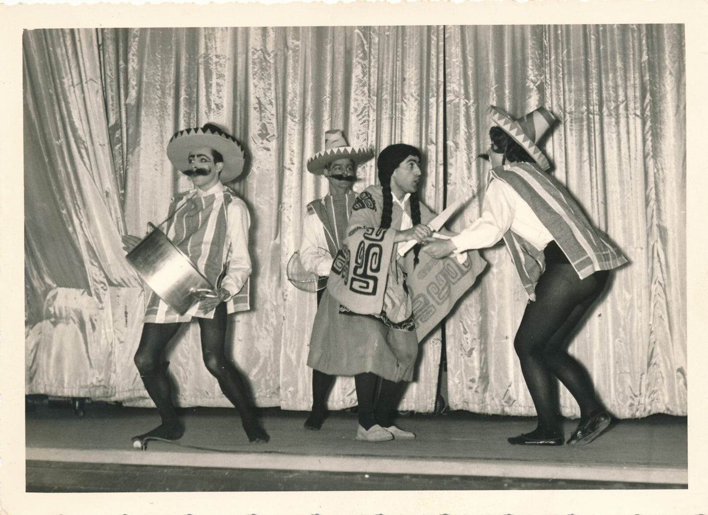 4 photographies de cabaret v. 1960