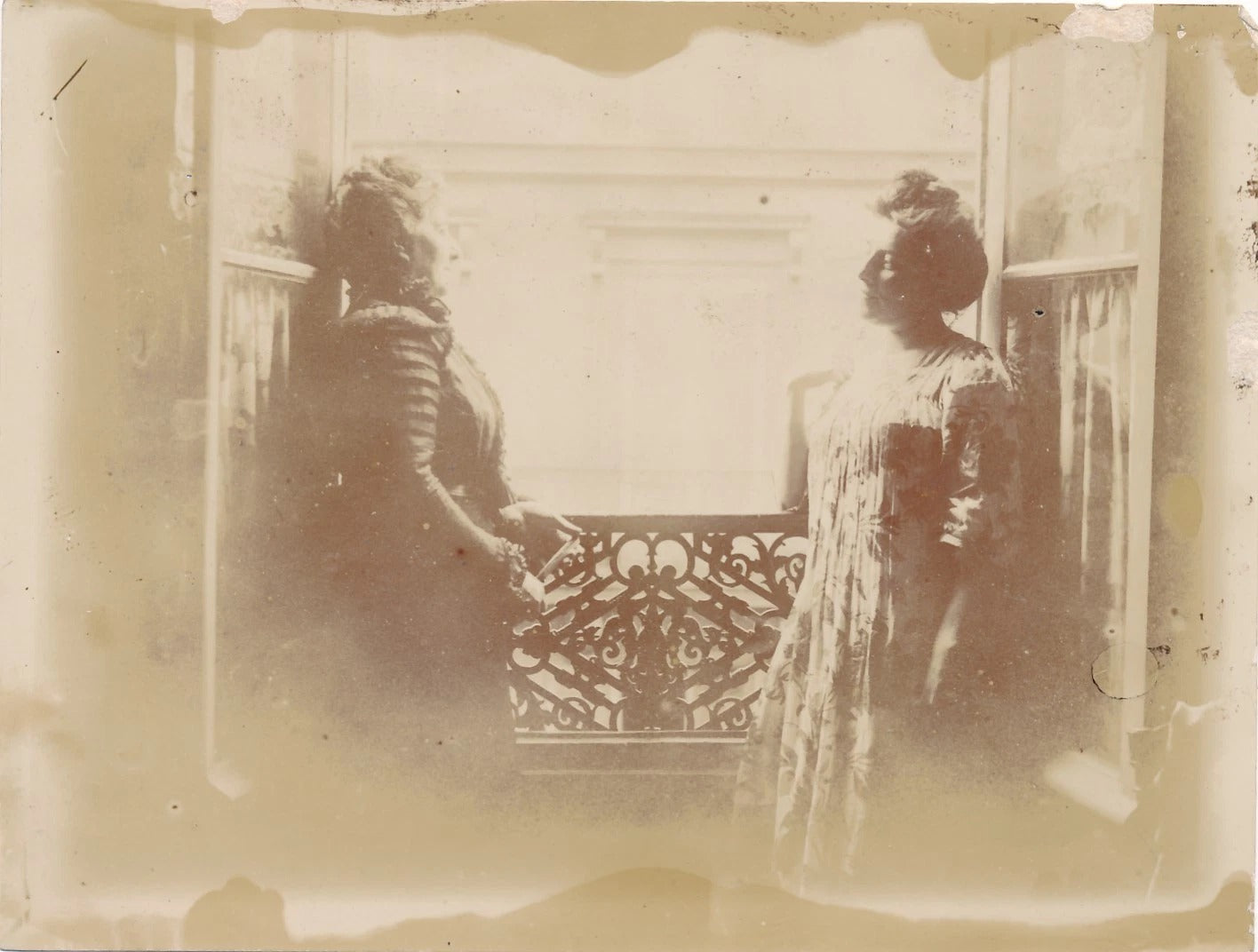 femme à la fenêtre 2 tirages citrate v. 1910 photo photographie snapshot