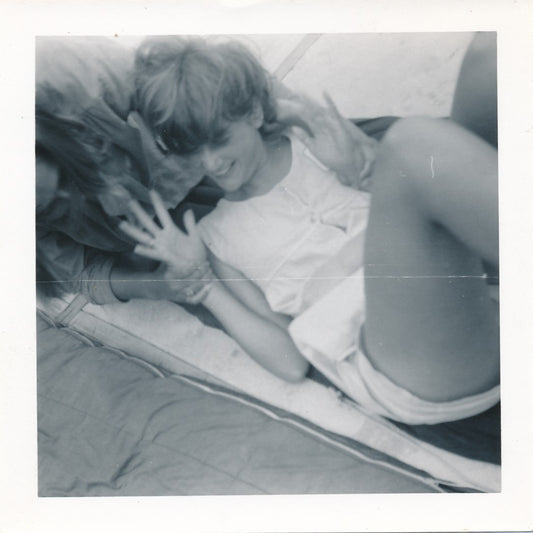 femme qui s'amuse jambes main snapshot photo photographie