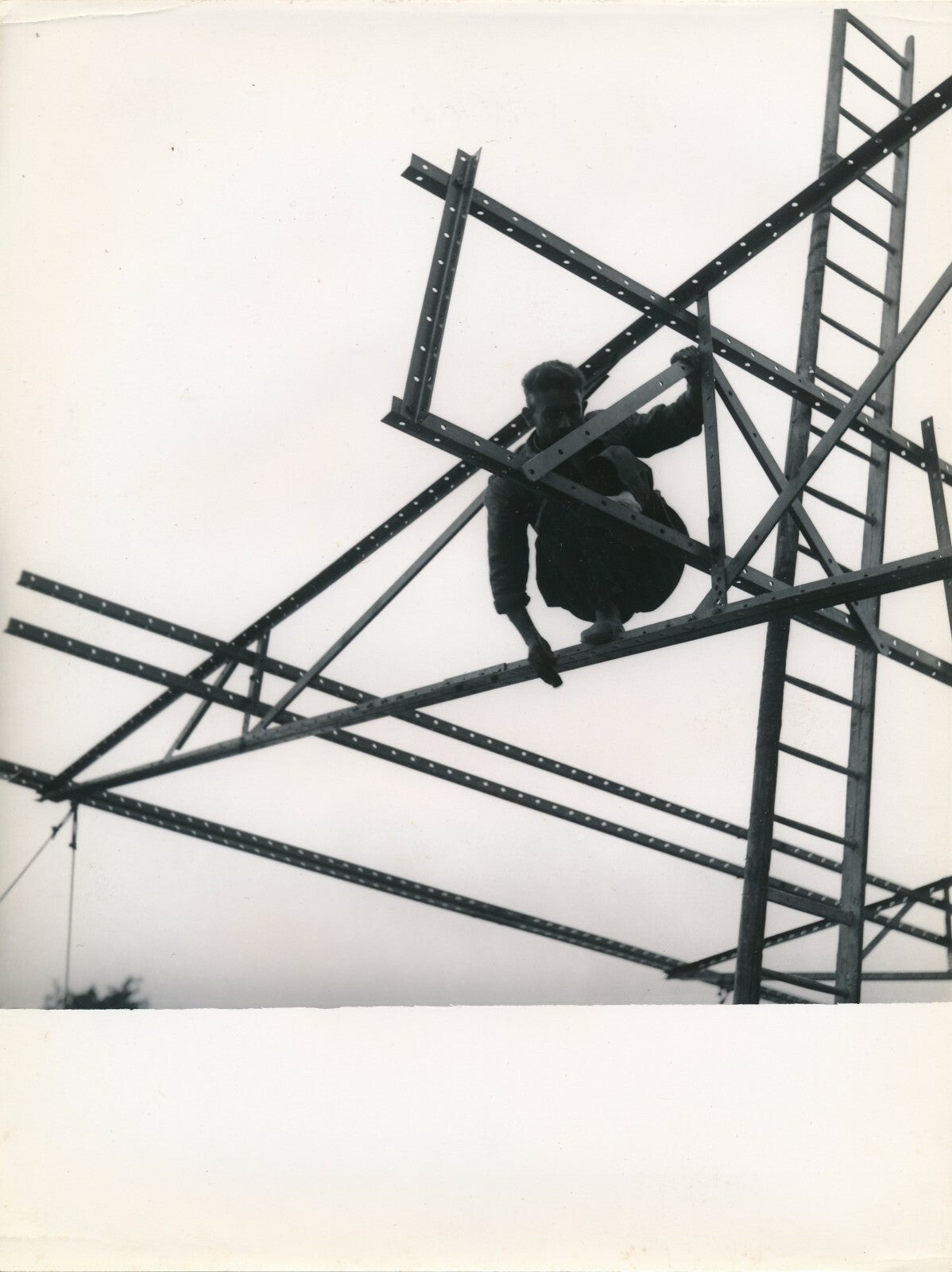 structure métal construction 2 tirages argentique ouvrier ciel équilibre photo